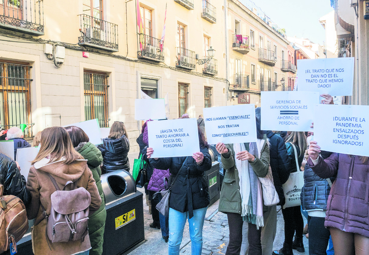 Trabajadores de la Residencia Asistida protestan frente a la Gerencia de Servicios Sociales de Segovia.