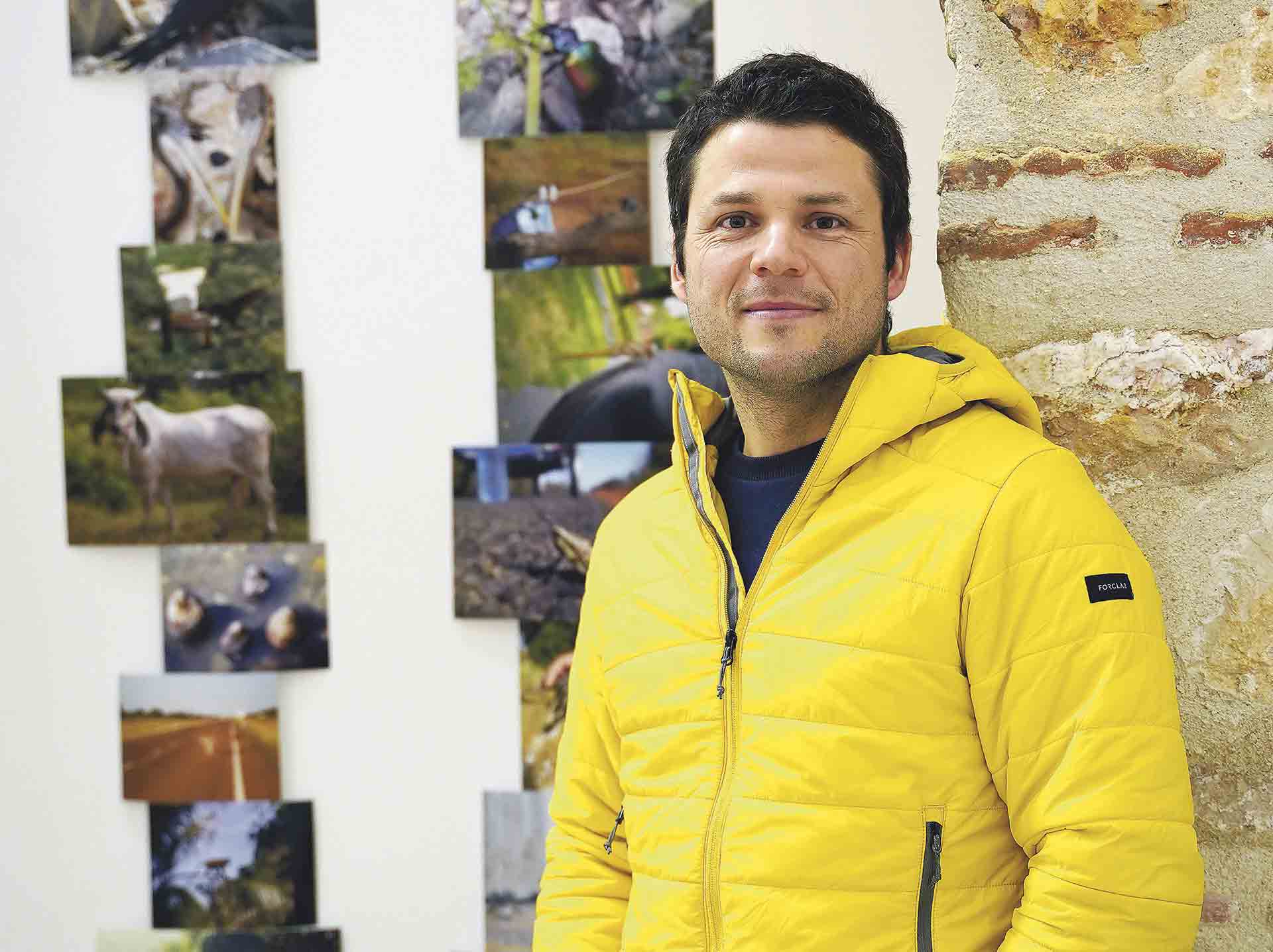 El naturalista, aventurero profesional y divulgador Nacho Dean, en la apertura oficial de la muestra. / Roberto Arribas