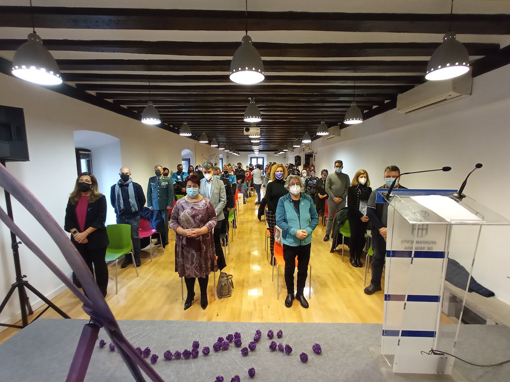 'La puerta violeta' suena en recuerdo a víctimas de la violencia machista 1 2021 11 25 Acto Dia contra violencia de genero1