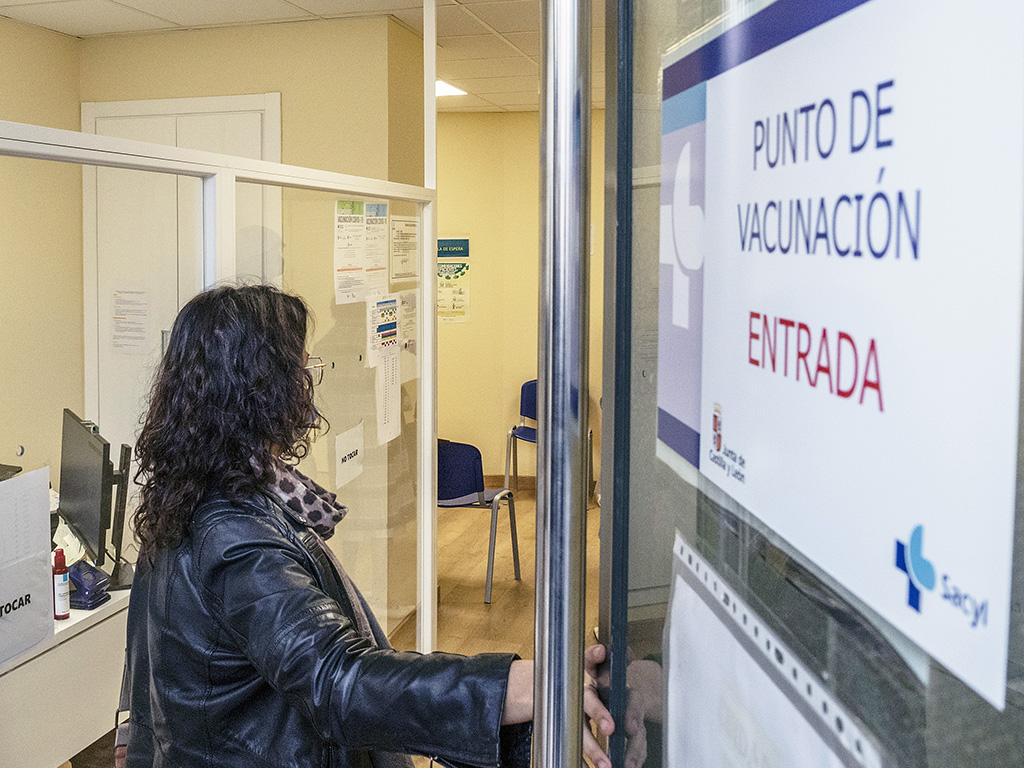 20211103 Vacunacion Centro COVID Tercera Dosis KAM8700