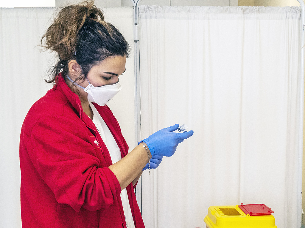 20211103 Vacunacion Centro COVID Tercera Dosis KAM8720