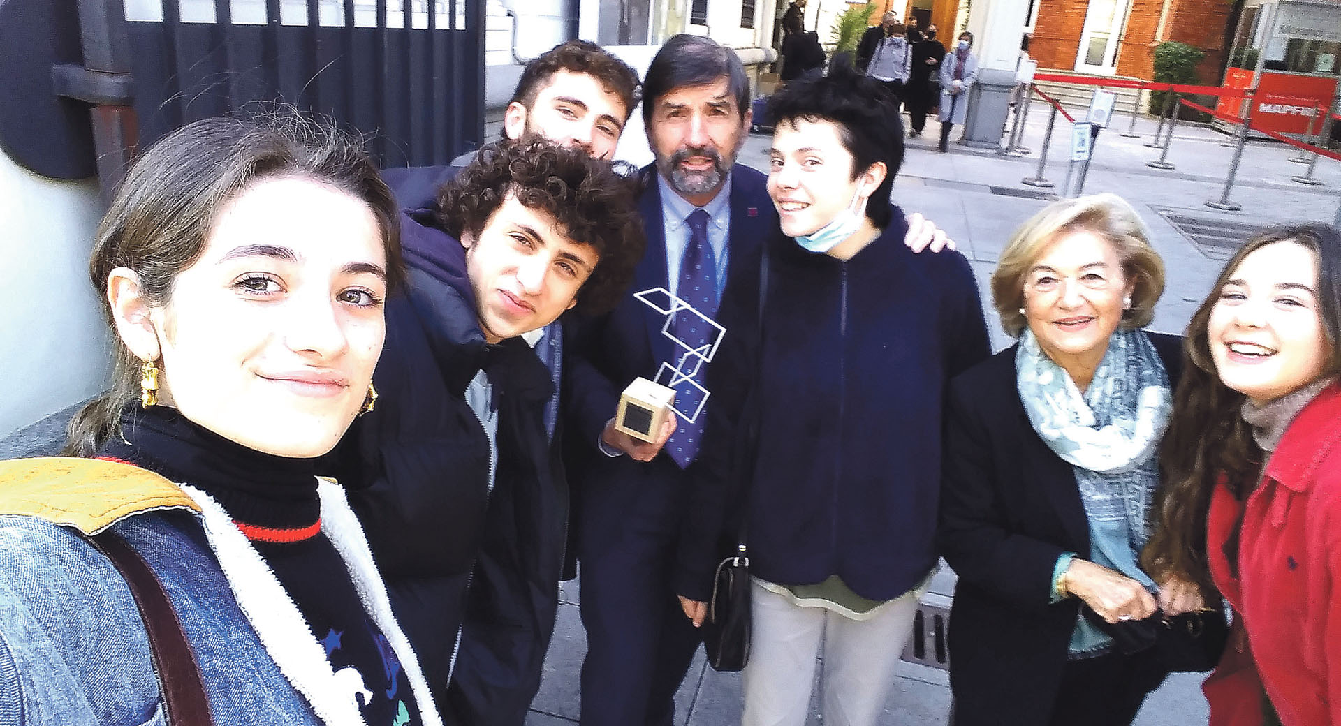 Agustín García Matilla, posando con su premio, en compañía de un grupo de jóvenes actores de la serie de TVE, Hit , que intervinieron en la ceremonia de entrega. FOTO: Carlota Gurpegui.