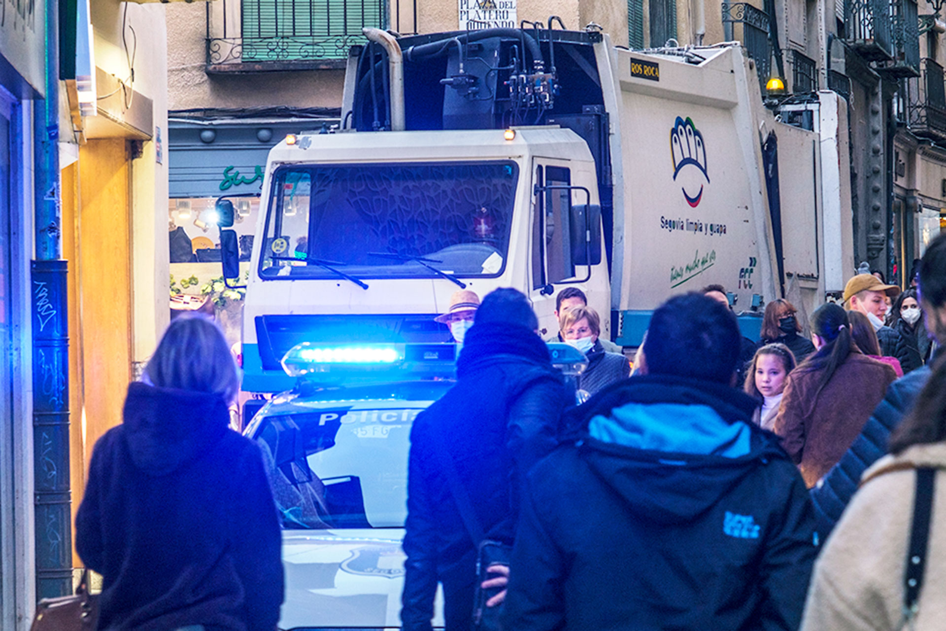 Basuras FCC Recogida Calle Real Policia Local Escolta KAM6837