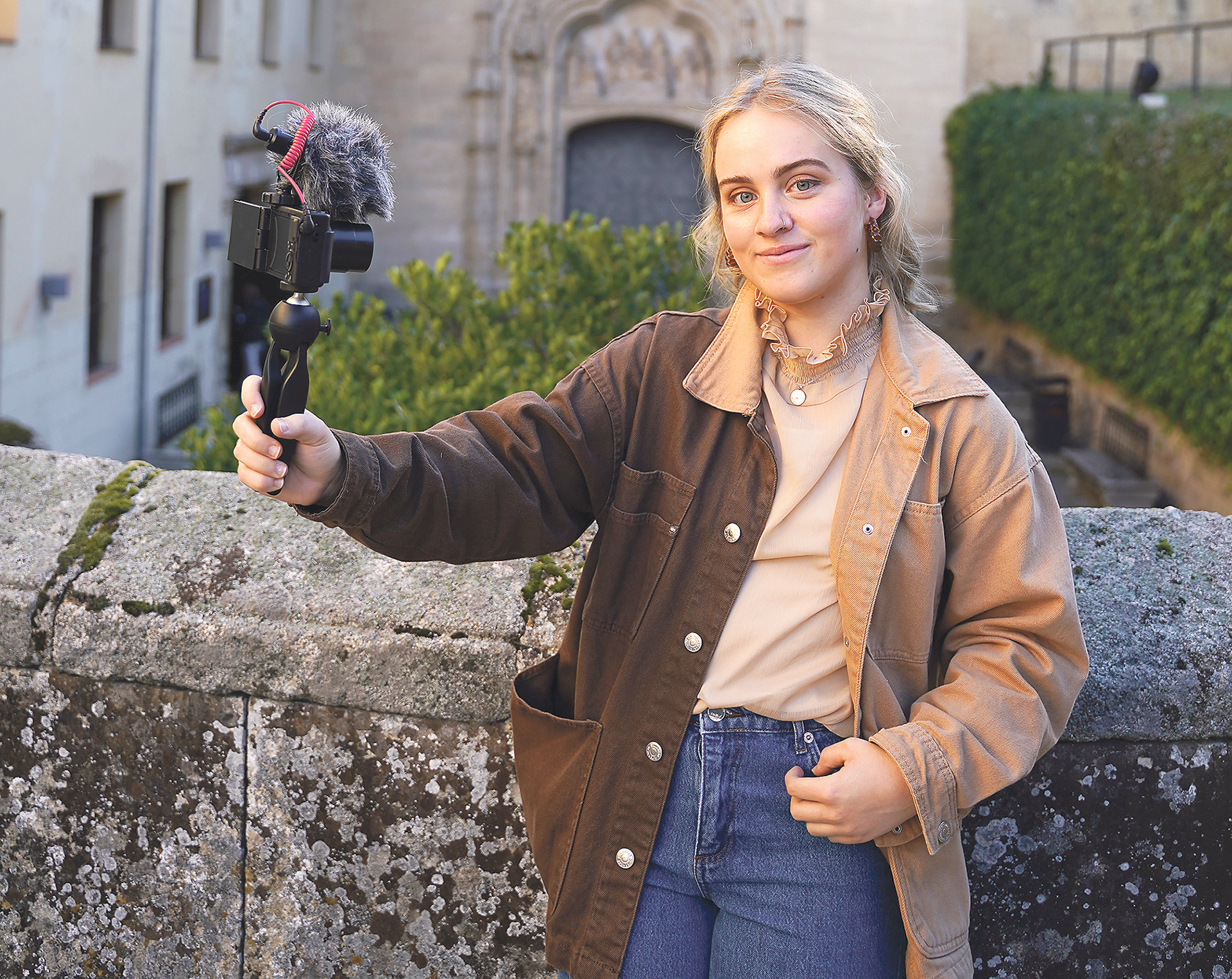 La alumna norteamericana Beatrice Naujalyte, junto a la entrada del campus de IE University en Segovia.