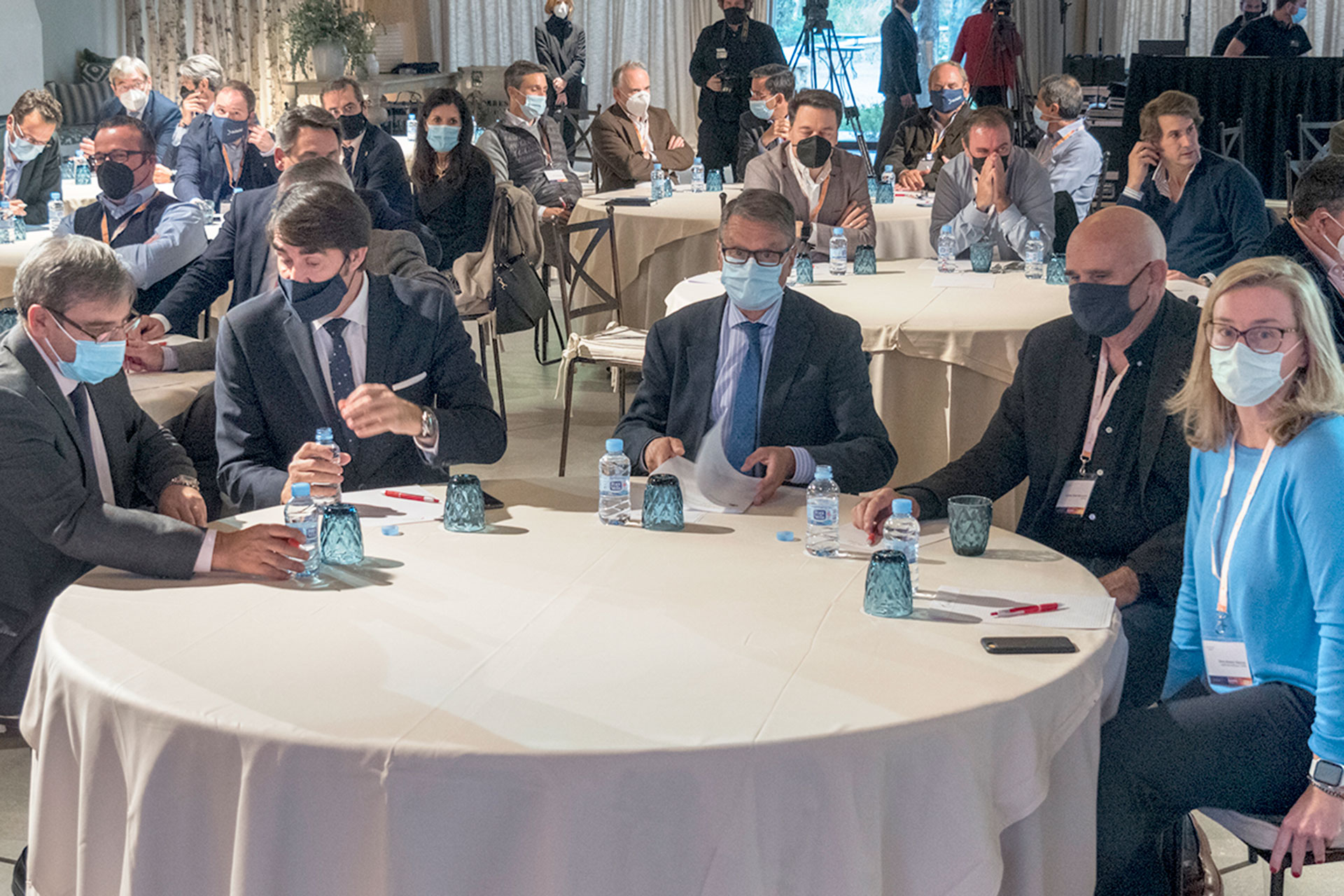 Suárez-Quiñones, segundo por la izquierda, y Roberto Sánchez, a su derecha, en el Hotel Cándido.