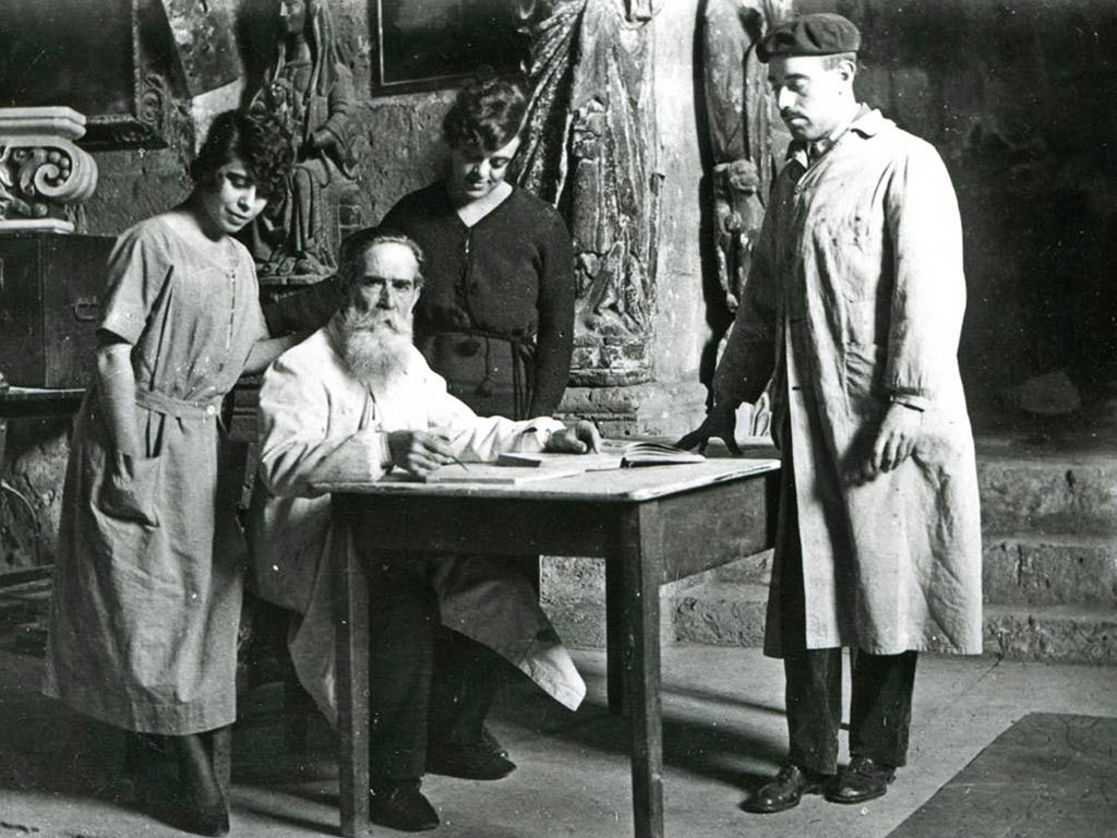 Daniel Zuloaga y sus hijos en el taller