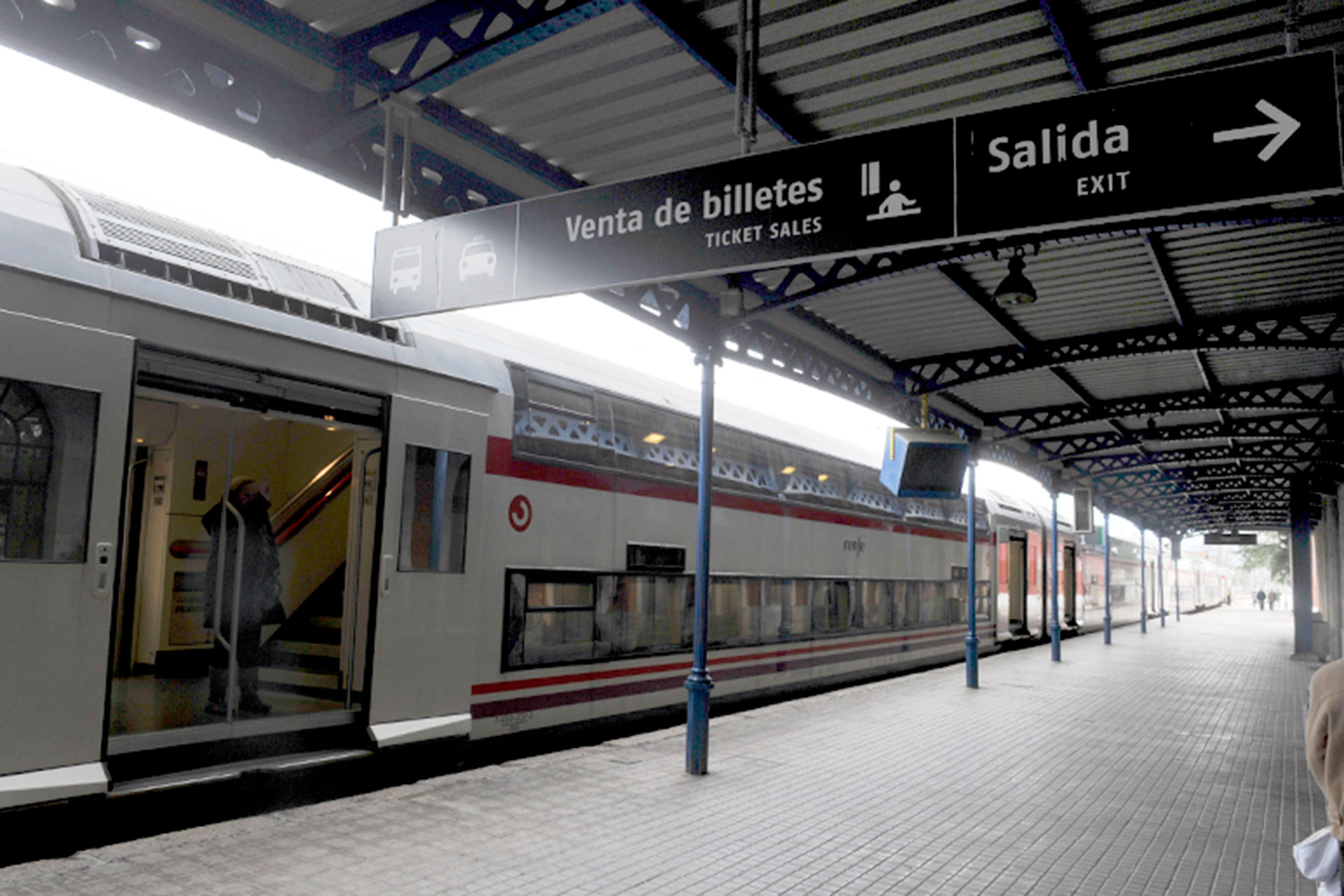 Estacion Tren Cercanias Saliendo KAM4791