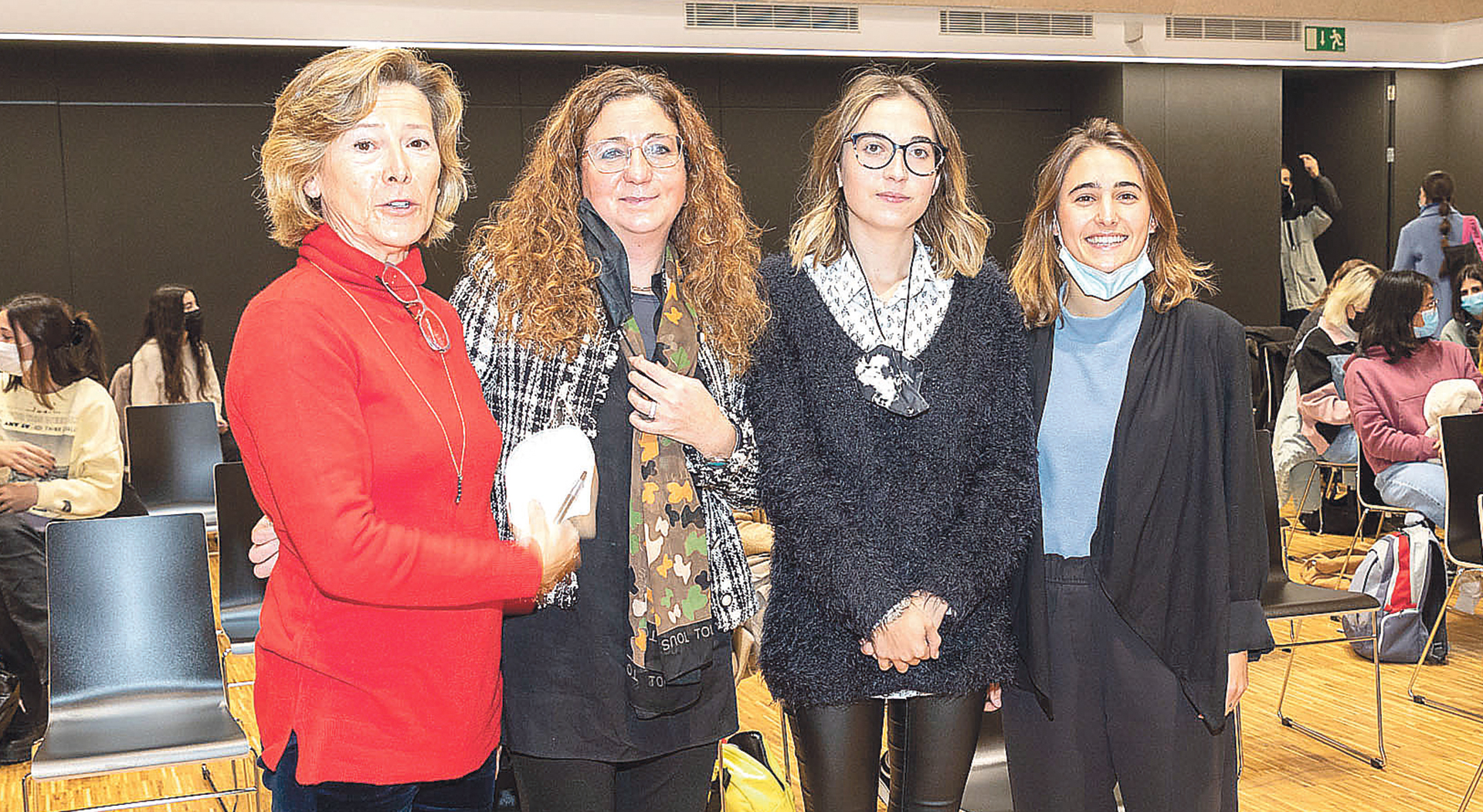 Imagen de grupo de las XVIII Jornadas ComMujeres. Carmen Meléndez de Pablos, Jefa de la Unidad de Violencia sobre la mujer, Subdelegación del Gobierno en Segovia. Teresa Gema Martín, Directora de ComMujeres. Sandra Ámez Sáez, Presidenta del Consejo de la Juventud de Castilla y León. Marina González Cuesta, Autora y Directora del Corto “Lo que no ves”. (Orden de izquierda a derecha). FOTO: Alberto Morala.