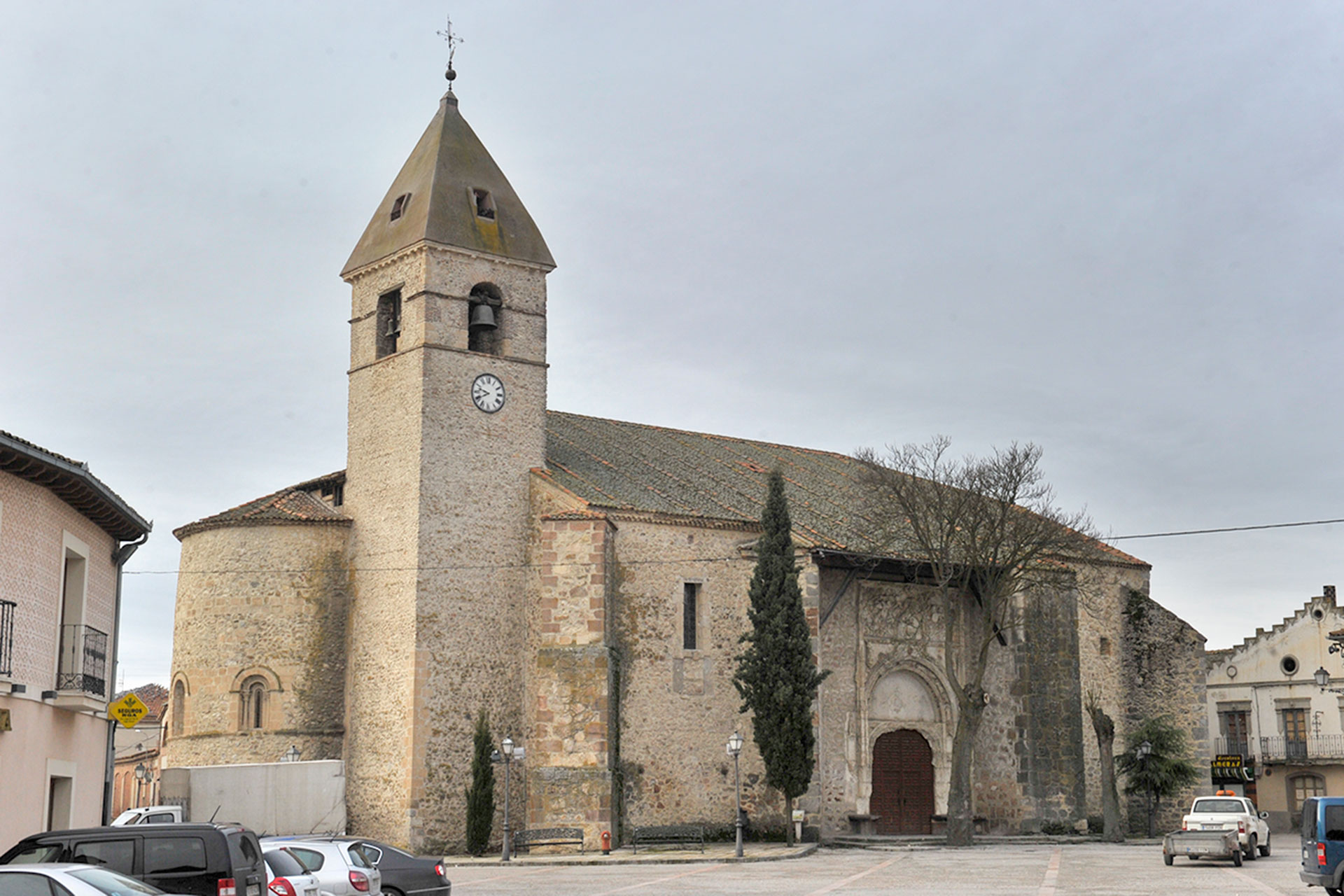 Fuentepelayo Iglesia Plaza KAM2707