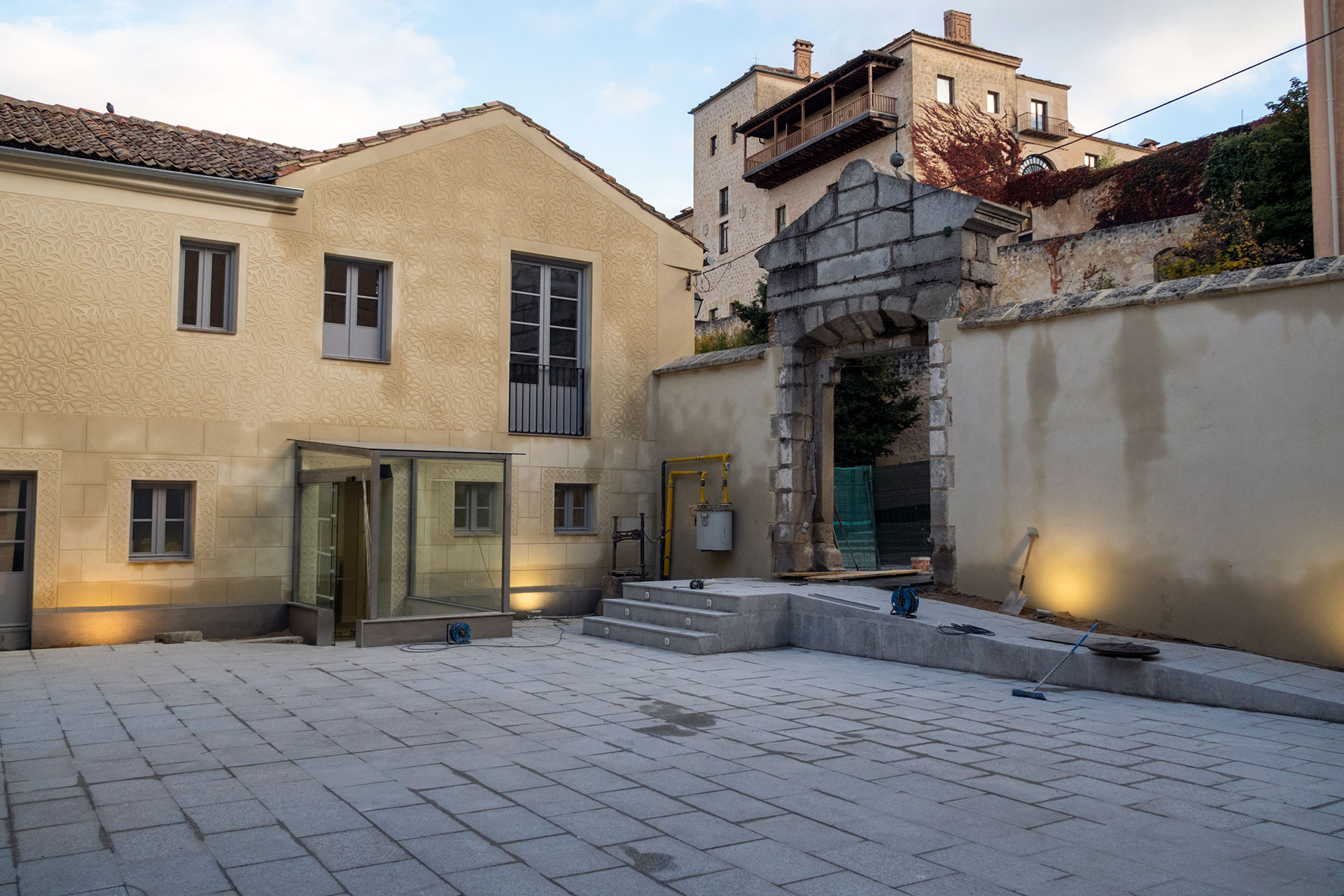 Estado actual del patio y la entrada principal de la futura unidad. / KAMARERO