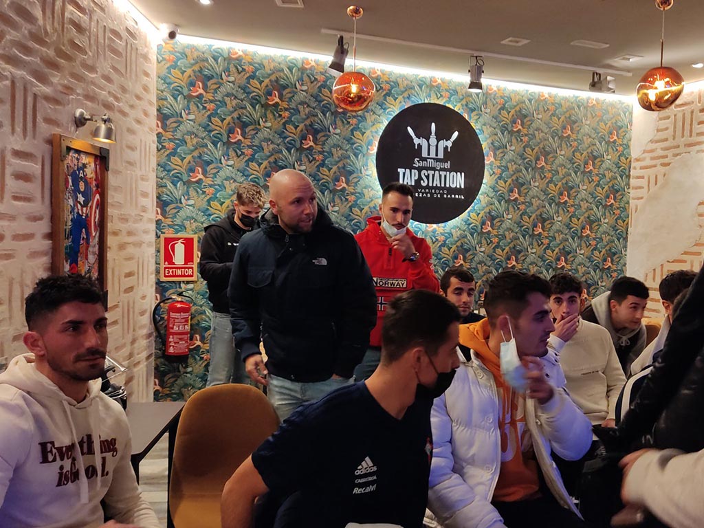 Jugadores del Unami viendo el sorteo de la Copa del Rey
