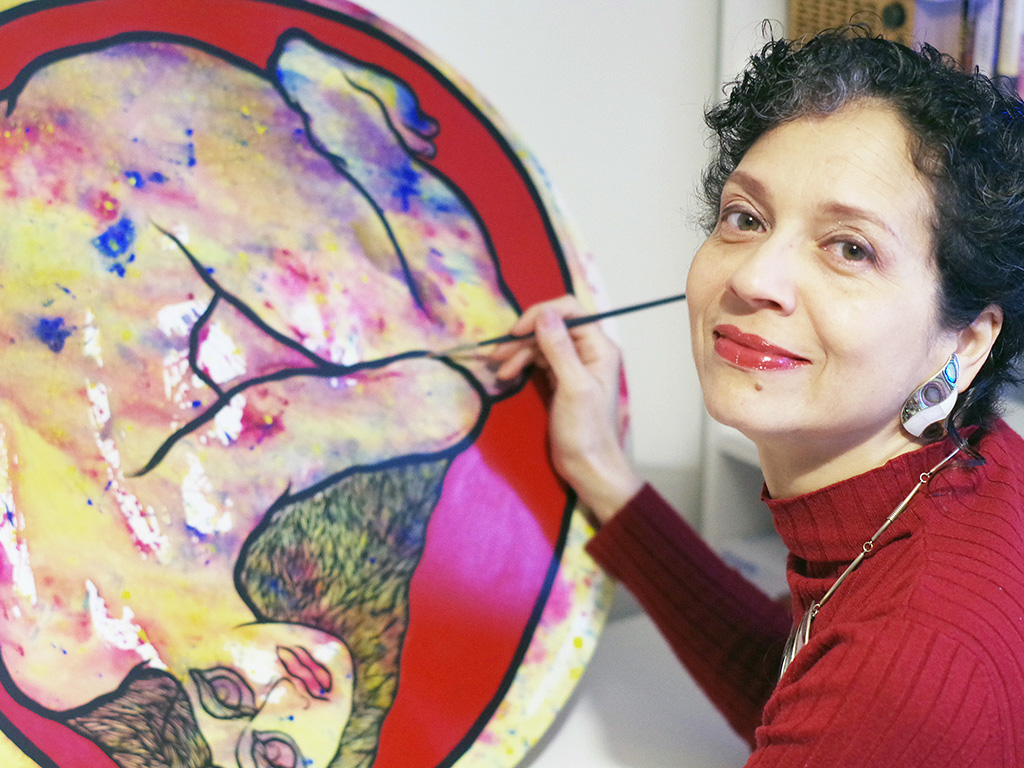 La artista venezolana durante un momento de la creacion de una de sus obras