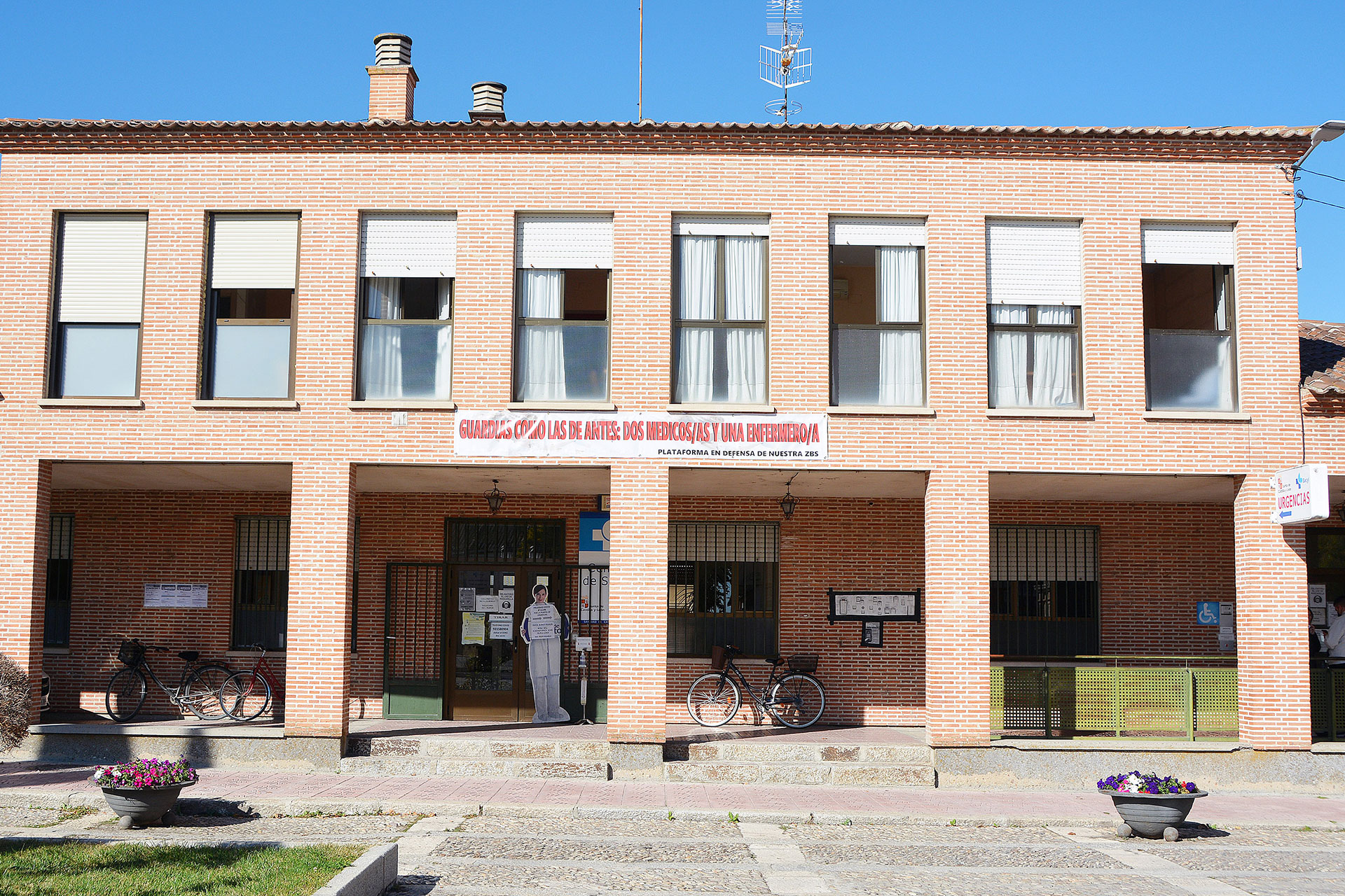 Pancarta en el Centro de Salud de Nava