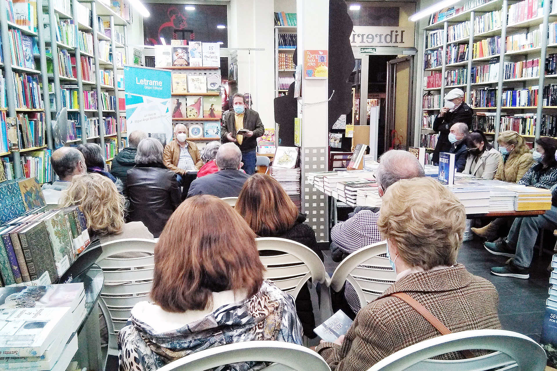 Presentacion libreria Entre Libros 20211029 Miguel A Benito del Pozo presenta Un lugar donde esperar a que levante la niebla