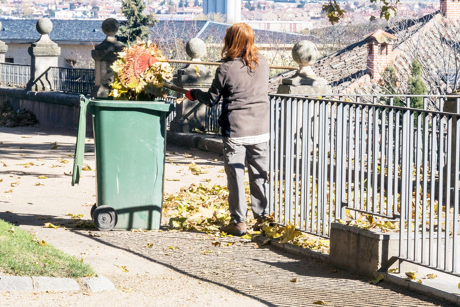 Trabajadores Jardines Ayuntamiento Recogida Hojas Otono KAM0912
