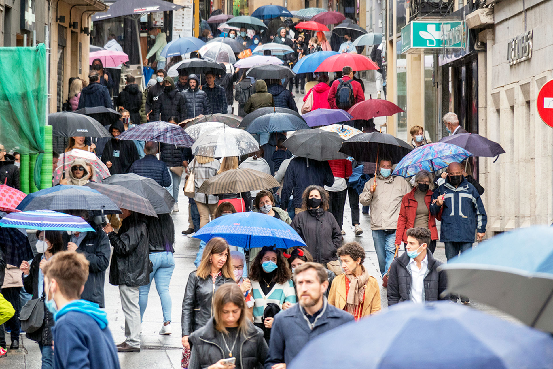 Turistas Lluvia KAM8244