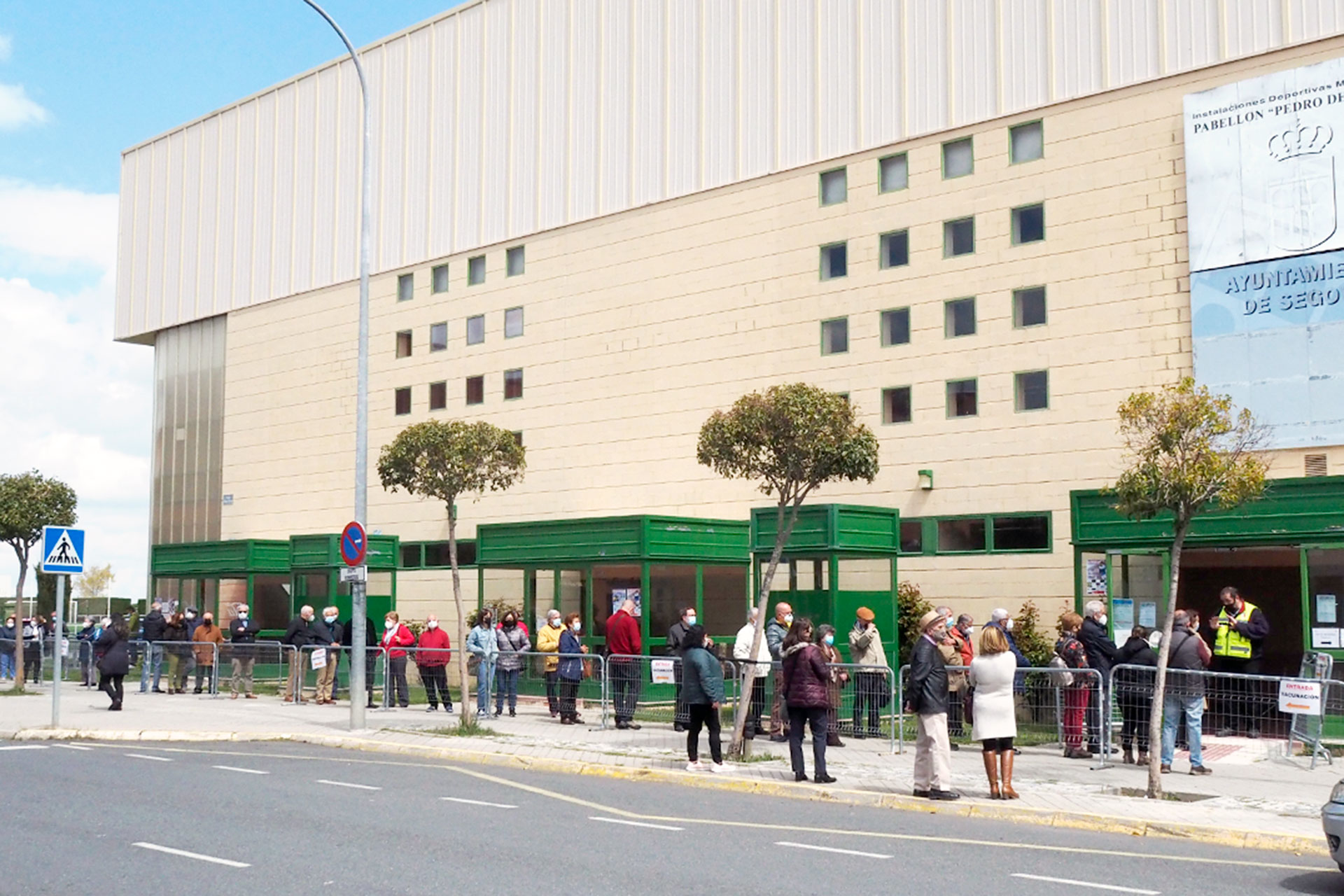 La Junta vuelve a pedir el ‘Pedro Delgado’ para la vacunación masiva del Covid 1 Vacunacion 1950 Colas Coronavirus Pabellon Pedro Delgado KAM0085