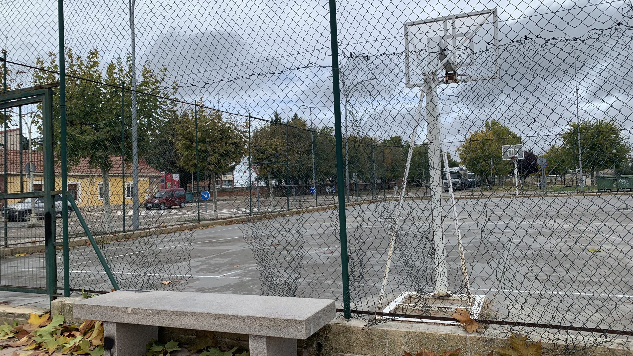 Las canchas de San Gil renovarán su vallado el próximo año. / C.N