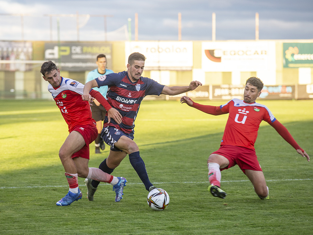 Adeva supera a un rival en La Albuera. / NEREA LLORENTE