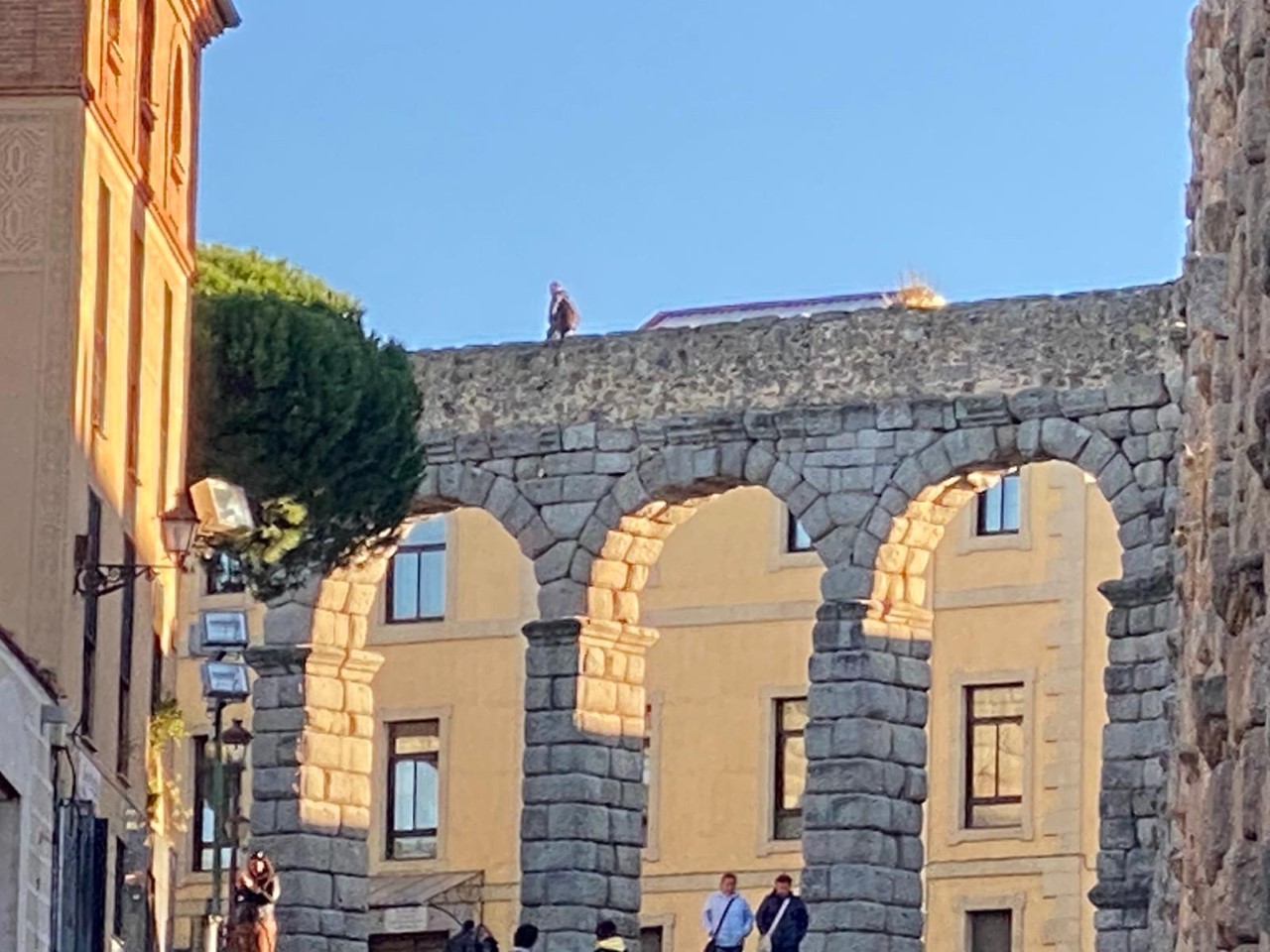 Un hombre camina por el canal del Acueducto 1 persona acueducto