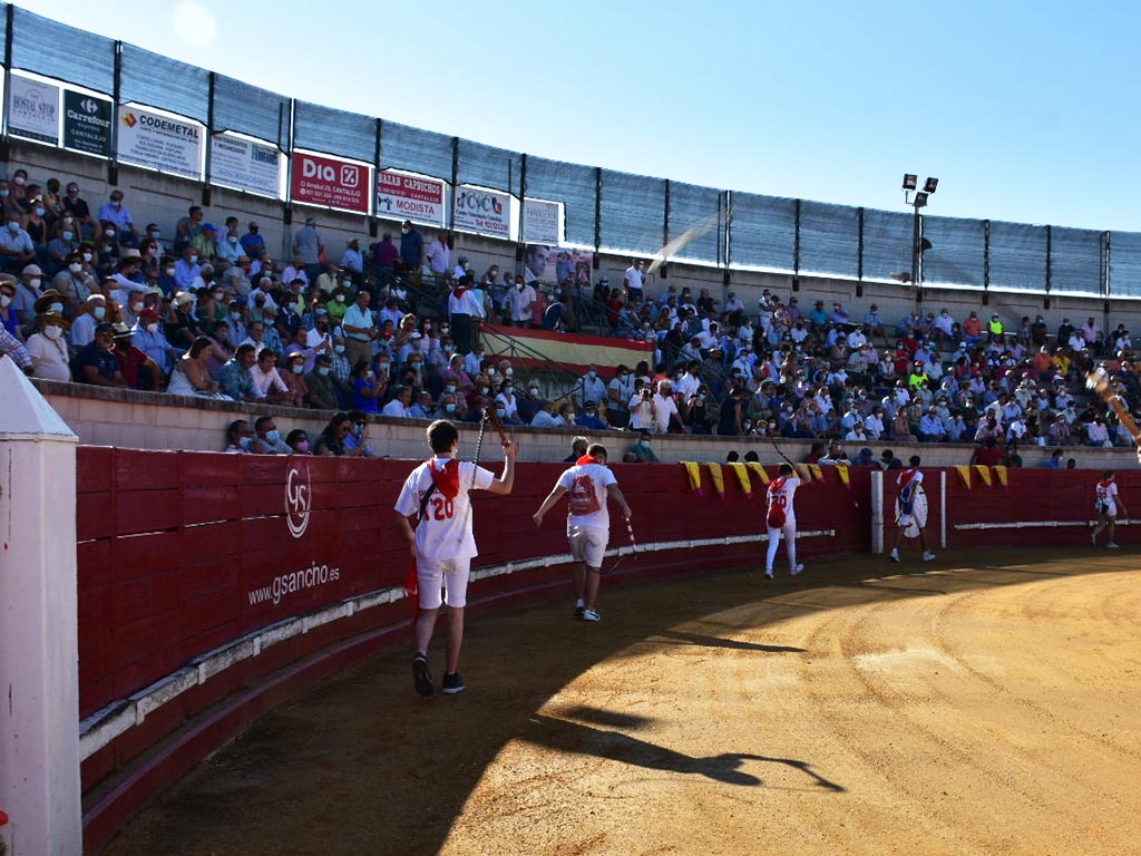Los quintos de Cantalejo realizan el despeje de plaza. / A.M.