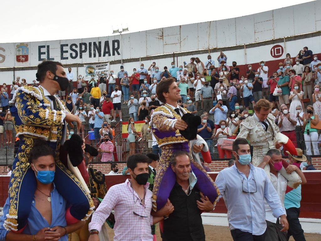 José María Manzanares, Julián López 'El Juli' y Román salen en hombros de la plaza de El Espinar. / A.M. José María Manzanares, Julián López 'El Juli' y Román salen en hombros de la plaza de El Espinar. / A.M.