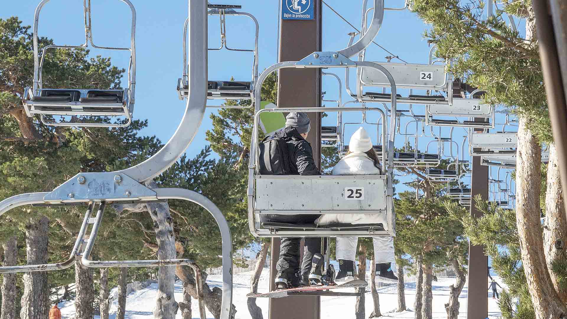 La estación de esquí en su primer día de la temporada 2021-2022. / Kamarero