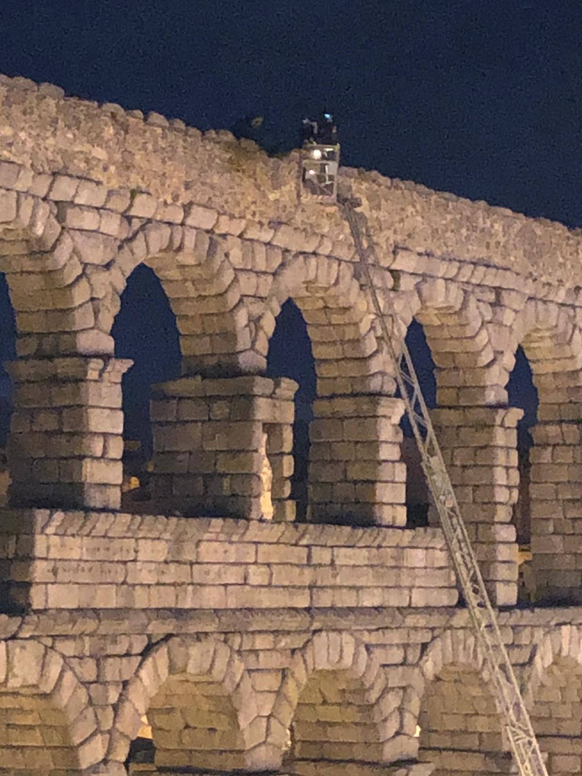 El equipo de Bomberos rescata a la persona del canal del Acueducto, con la ayuda de un elevador telescópico.