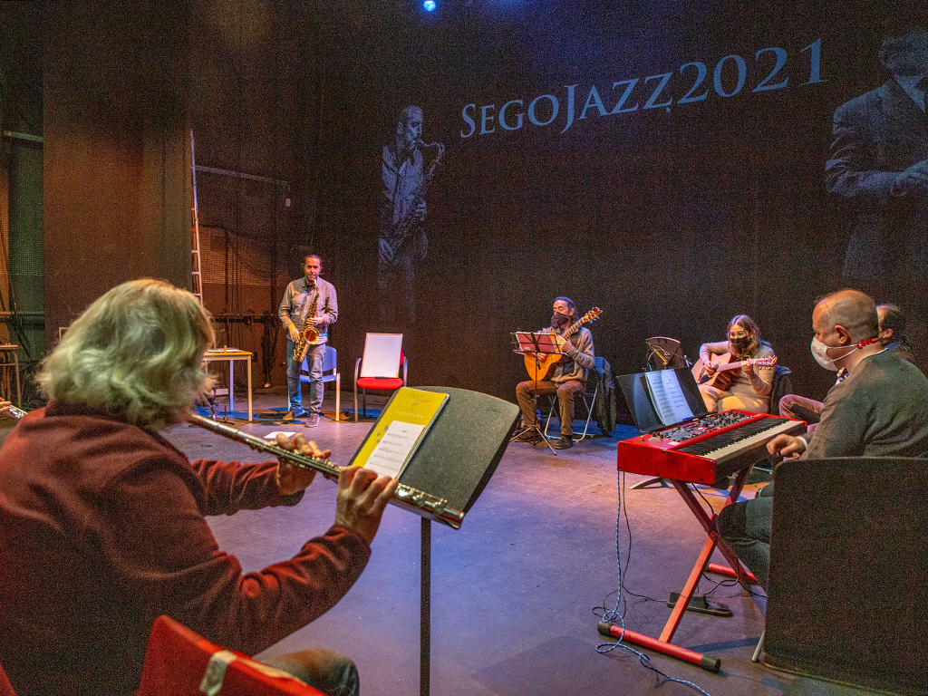 Bruna al fondo durante la sesion celebrada en La Carcel Centro de Creacion