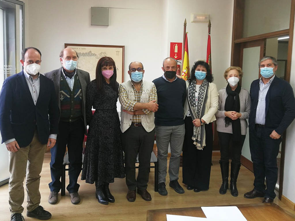 Cuatro de los profesores honorificos nombrados en Segovia con los directores de sus centros