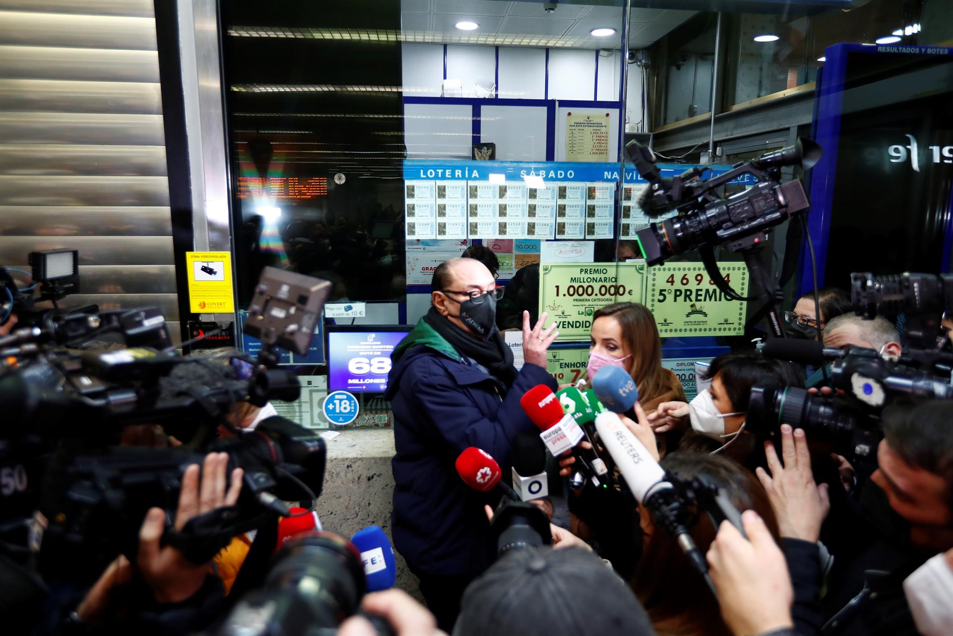 El 'gordo' sale de la estación de Atocha: 86.148 1 El lotero de la administracion donde ha tocado el Gordo del sorteo de la loteria de Navidad este miercoles se dirige a los medios de comunicacion EFE Miguel Oses
