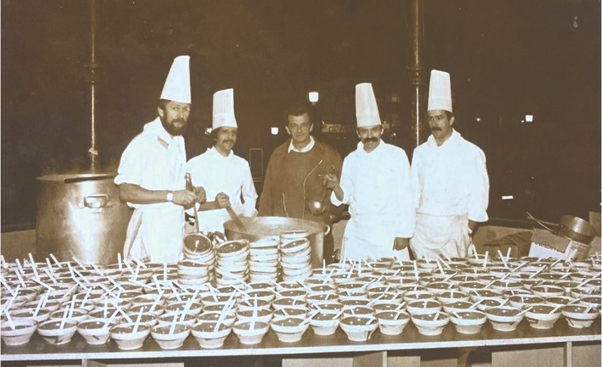 Las primeras sopas de ajo. Templete de la Plaza Mayor. Segovia 1991. Cortesía de Frutos Frías.