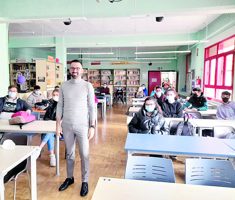 Gregorio Laguna antes de su charla en la biblioteca del centro