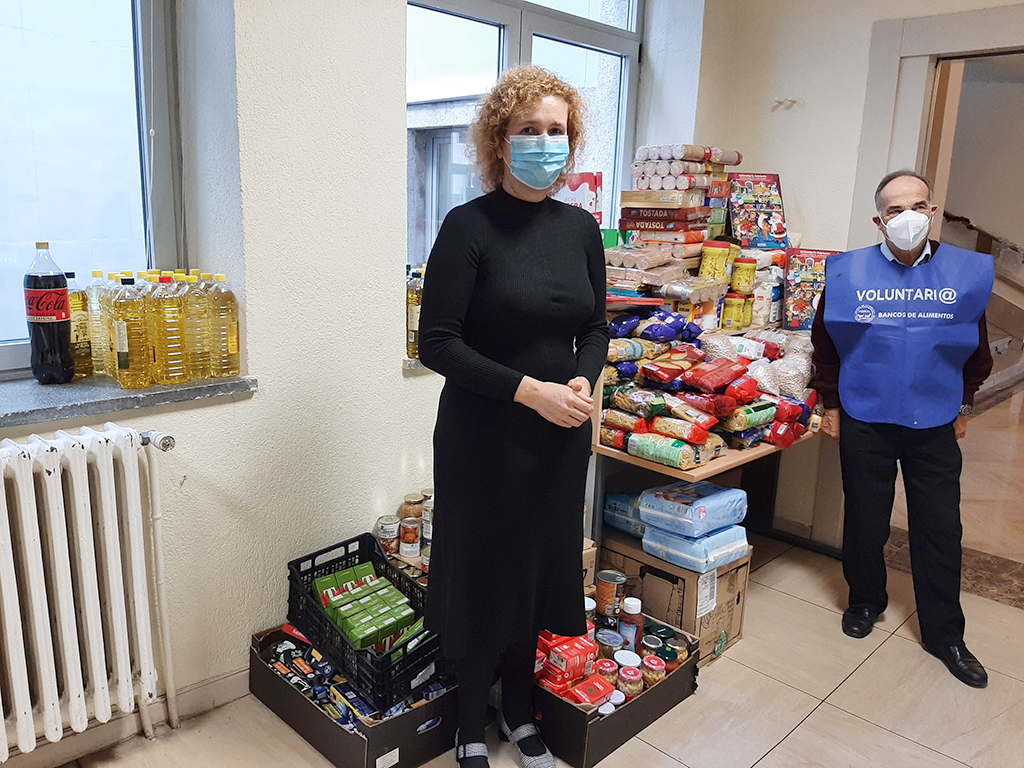 Lirio Martin entrego a Rufo Sanz los productos donados