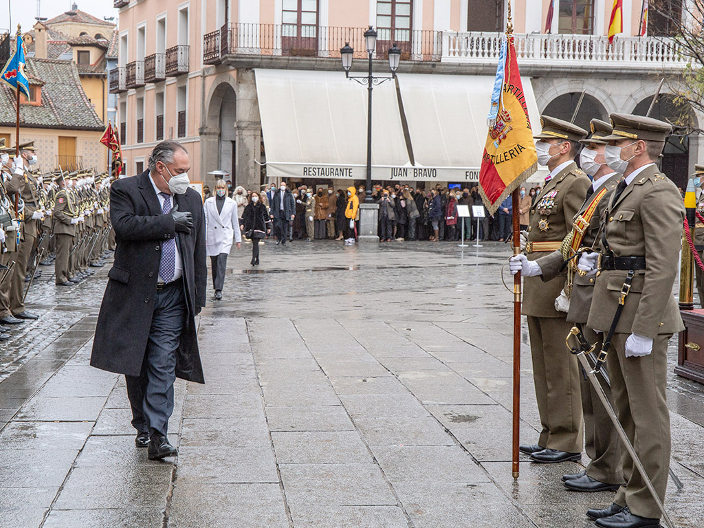 Los ciudadanos se inclinaron ante el estandarte como simbolo de su compromiso en la jura de bandera