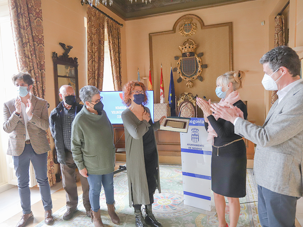 Montserrat de la Cruz muestra la placa de la distincion que le fue entregada por Nelida Cano