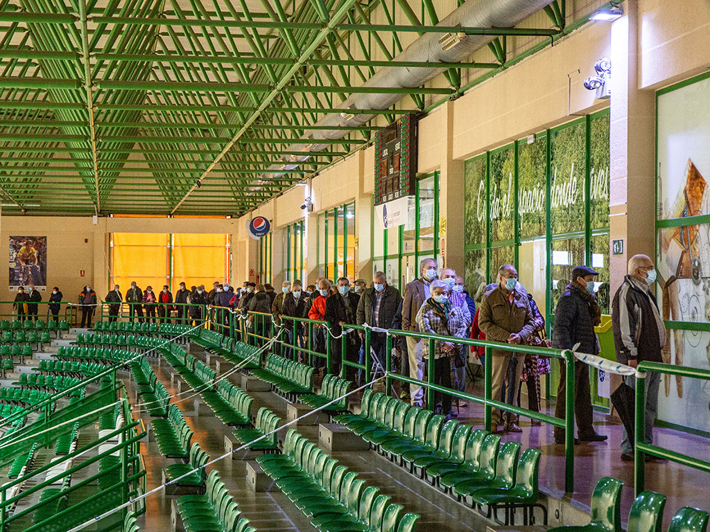 Sacyl monto siete lineas en el Pabellon Pedro Delgado para progresar en la campana de vacunacion