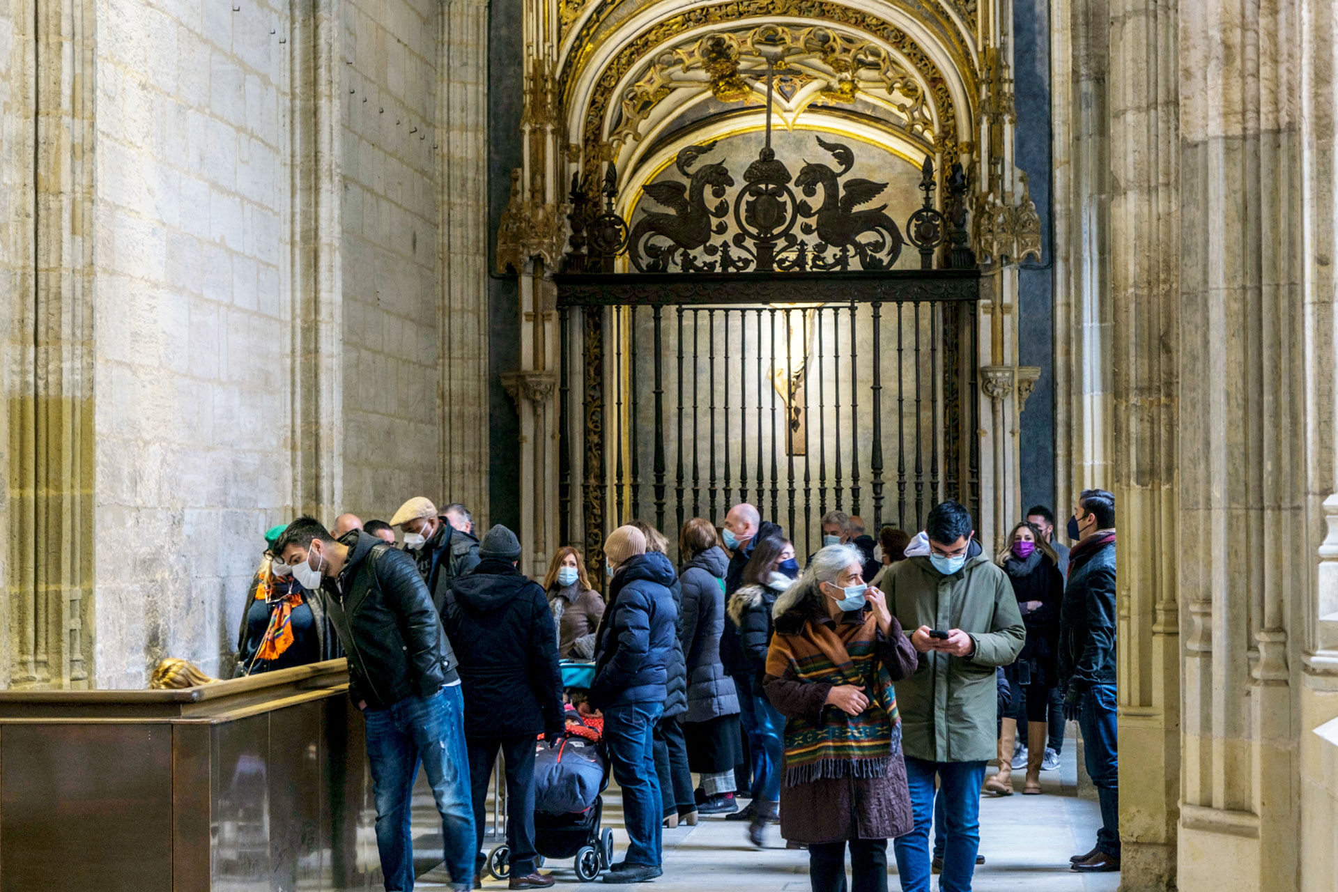 Turistas Catedral Claustro KAM8389