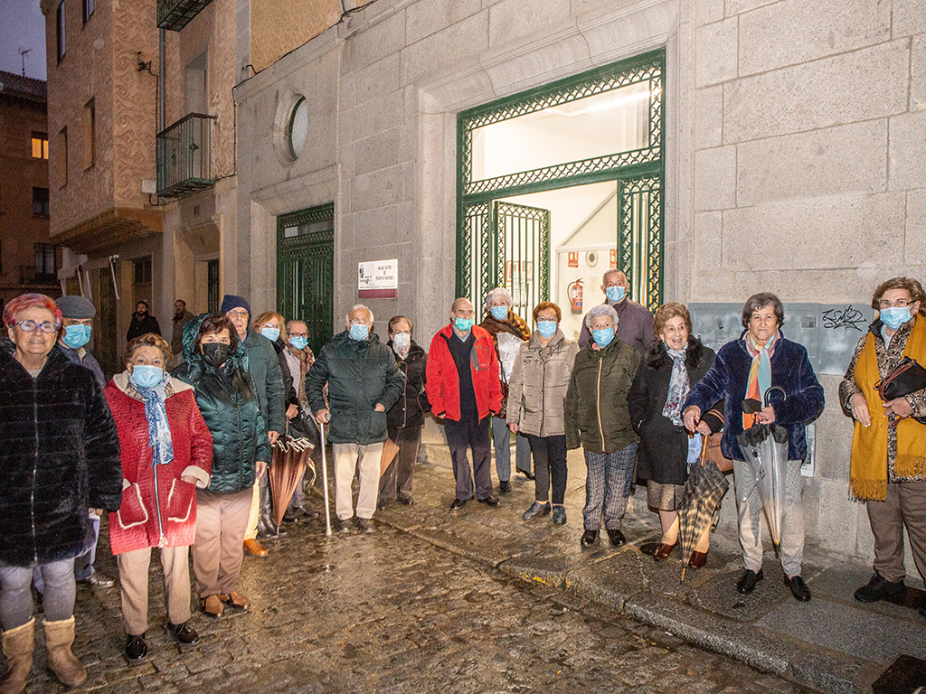 Una quincena de jubilados posa en la tarde de ayer a la entrada del Hogar Centro
