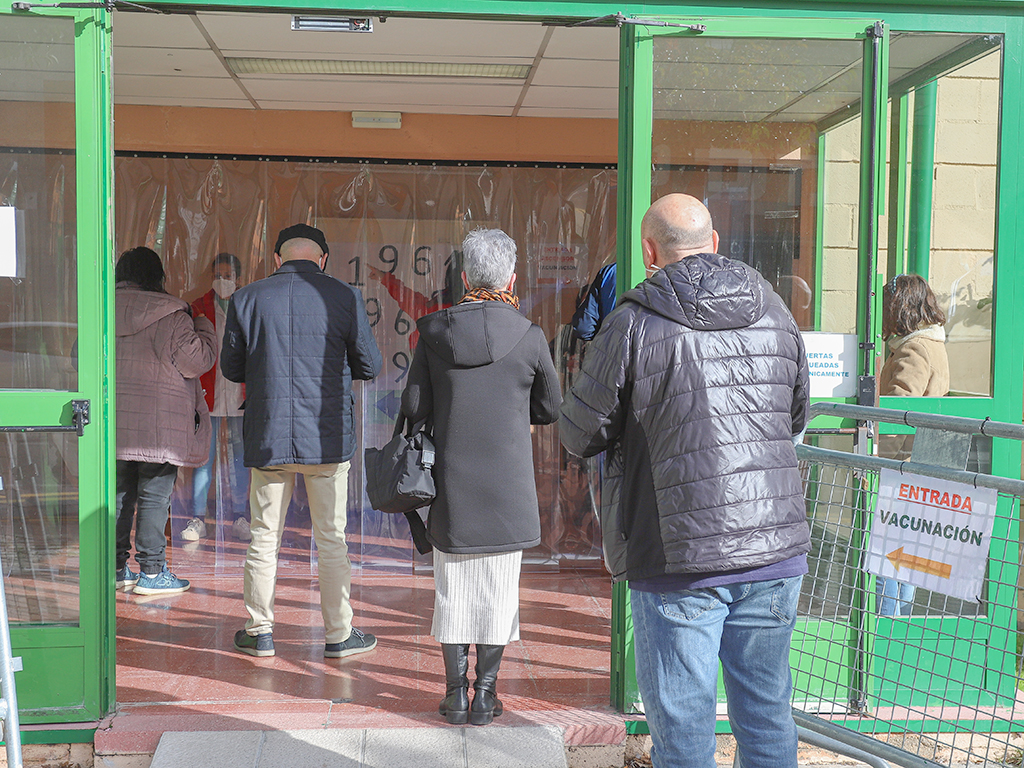 Varios ciudadanos entran al pabellon Pedro Delgado para recibir la tercera dosis contra la Covid 19