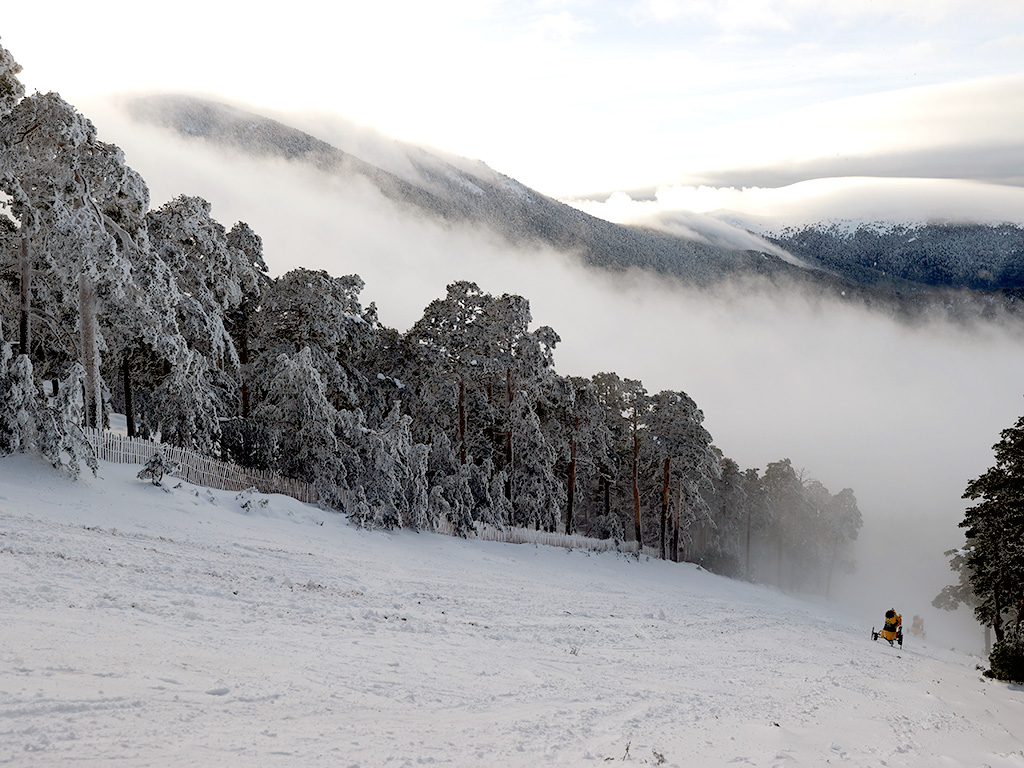 Vista de una de las pistas de la estacion de esqui de Navacerrada