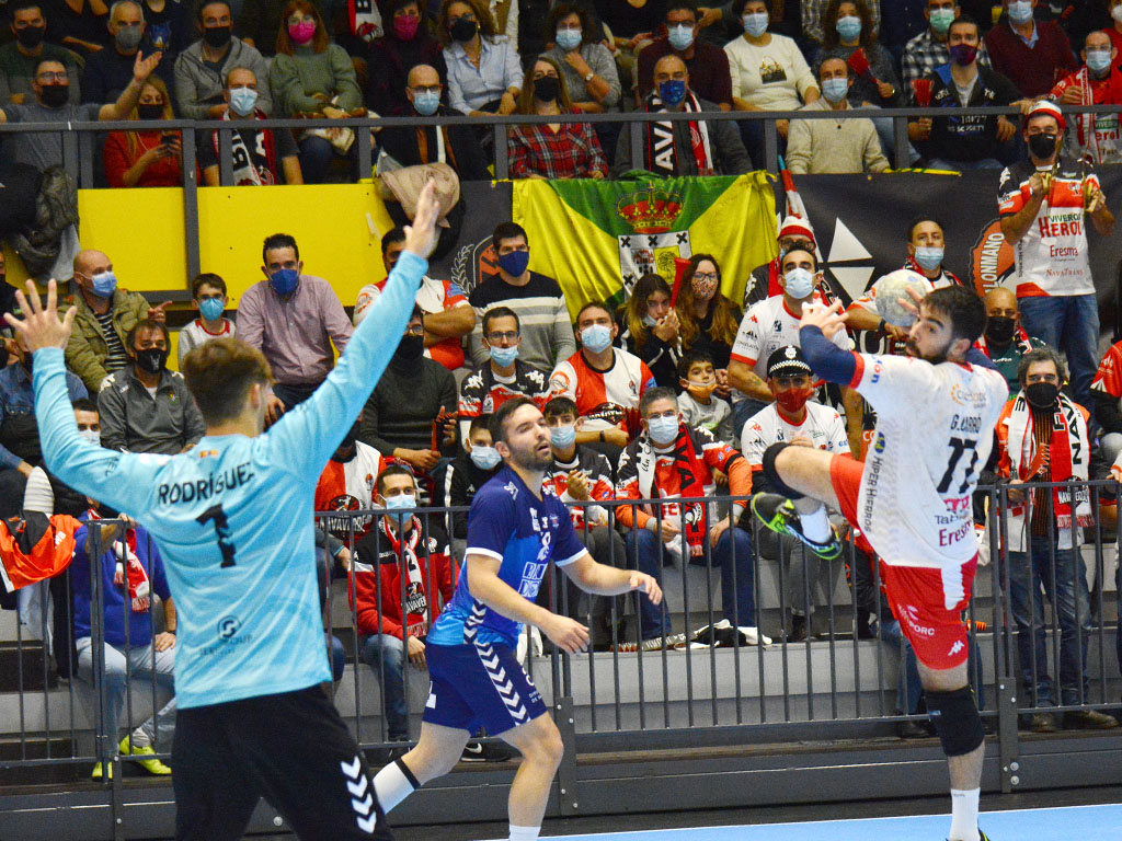 Gonzalo Carró lanza desde los seis metros en una de las pocas acciones en las que el pivote del Viveros Herol Nava logró recibir con ventaja durante el encuentro frente al Benidorm./ AMADOR MARUGÁN