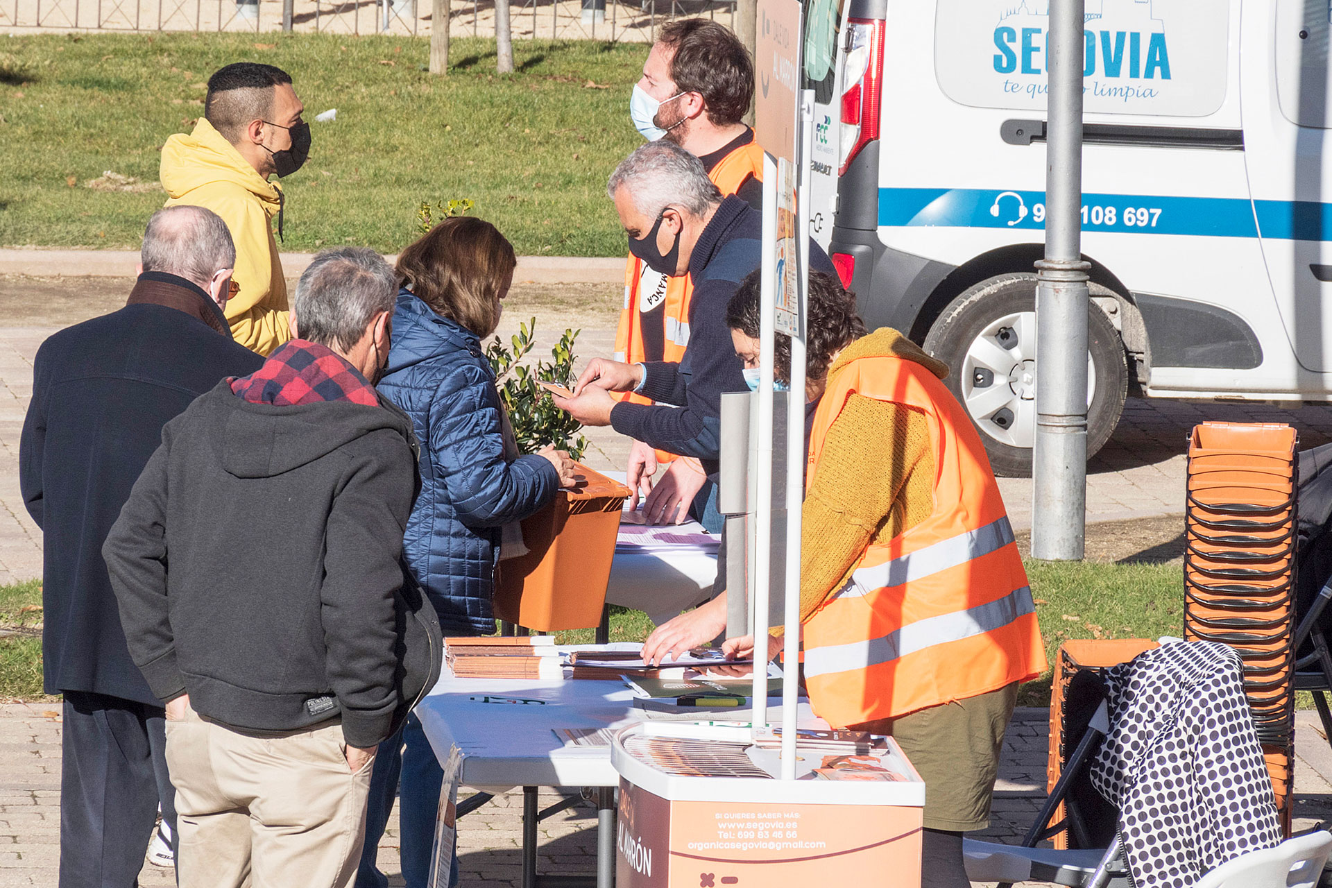 fiesta Contenedor Marron Reciclaje KAM3995