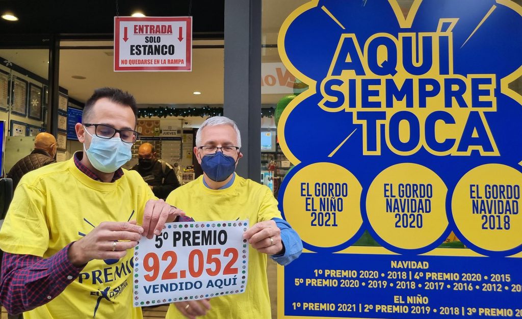 los loteros de la administracion de Porrino posan con el cartel del quinto premio extraido en la Loteria de Navidad este miercoles los loteros de la administracion de Porrino posan con el cartel del quinto premio extraido en la Loteria de Navidad este miercoles