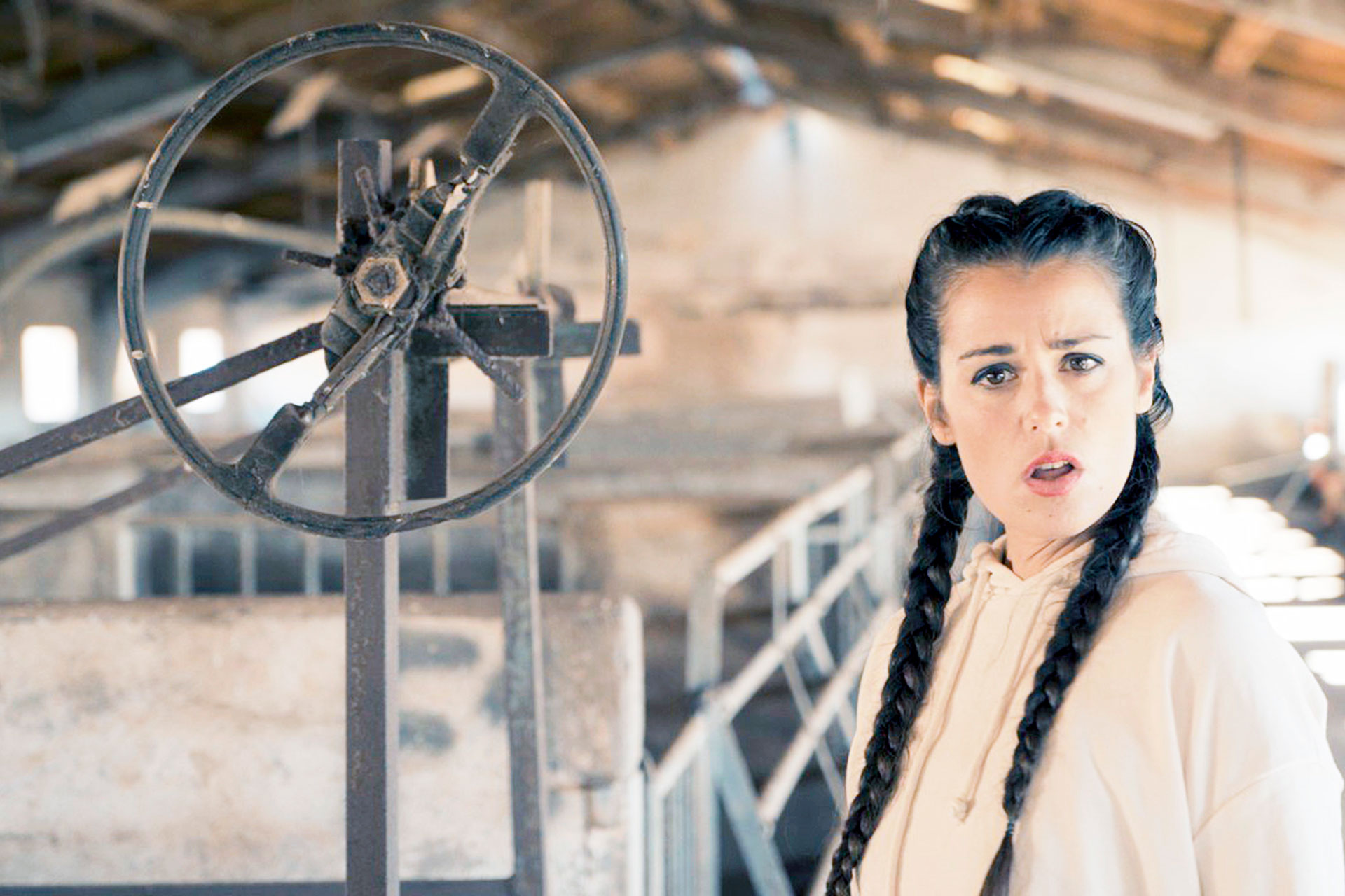 Isabel Aaiún, durante la grabación del videoclip ‘Potra salvaje’, desarrollada en el interior de una explotación ganadera en Veganzones.