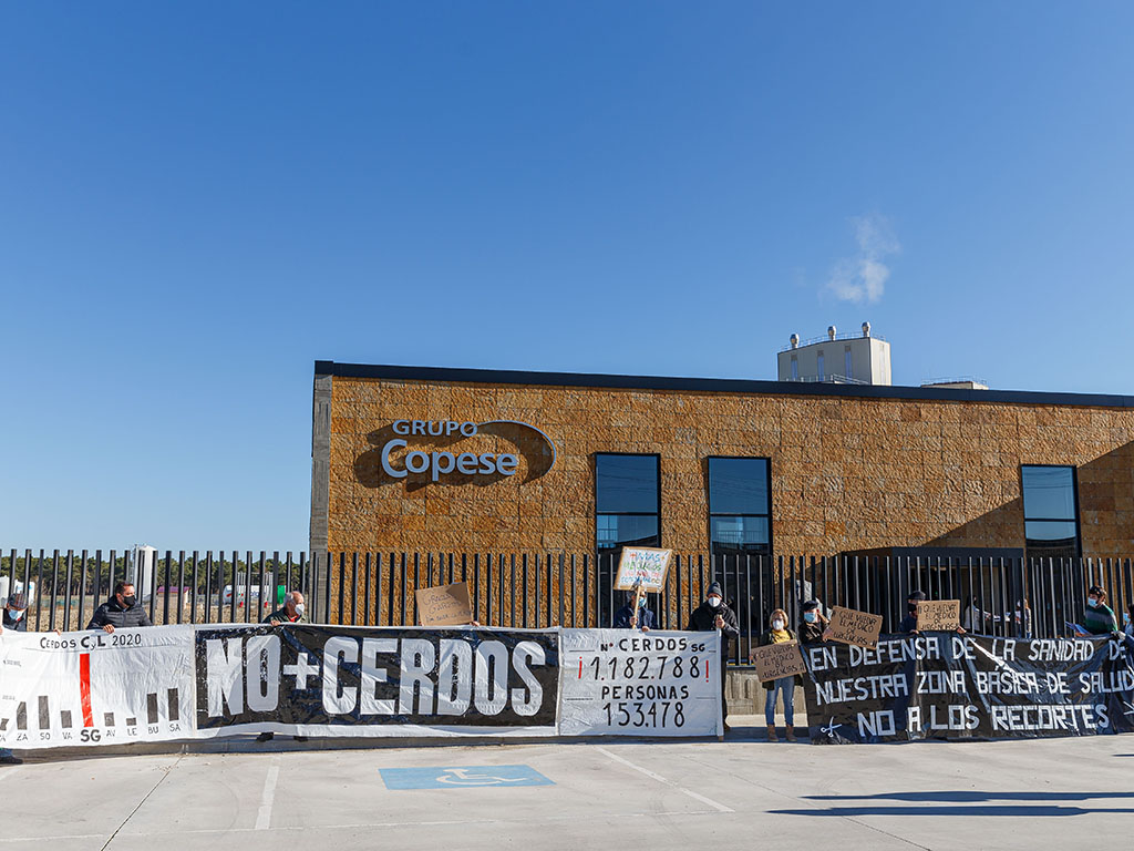 Activistas protestan ante Mañueco en su visita a Copese 1 06MAX202201544881