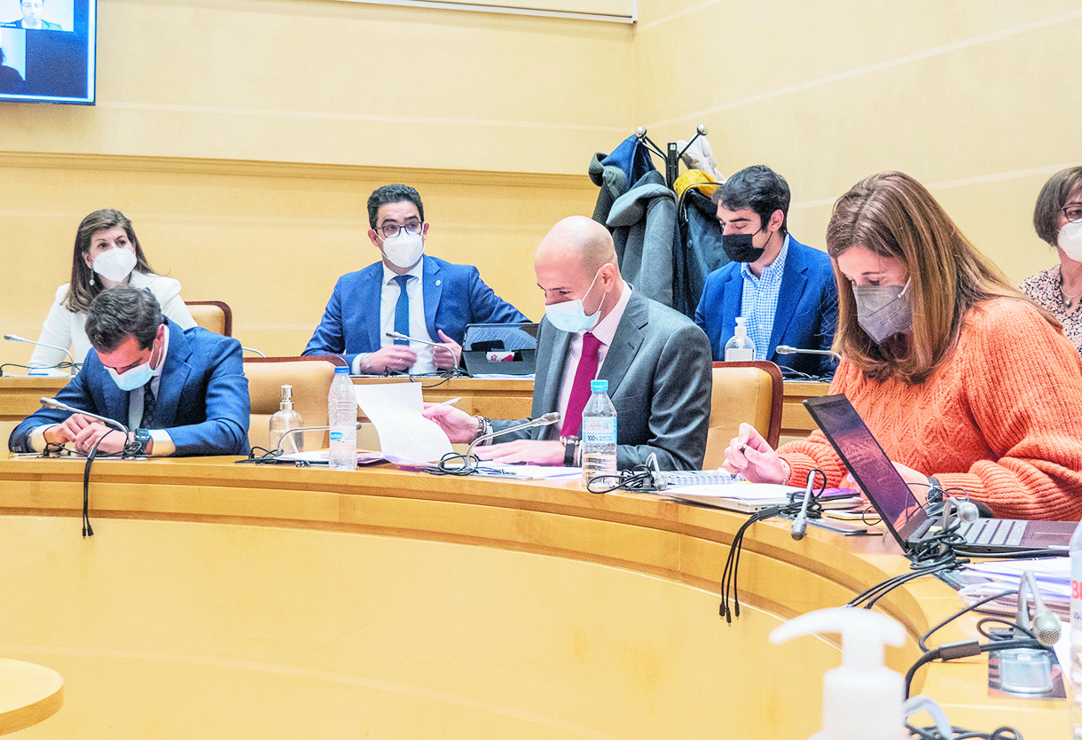 La concejala de Urbanismo, a la derecha de la imagen, en el pleno que se celebró el pasado día 10. / Kamarero