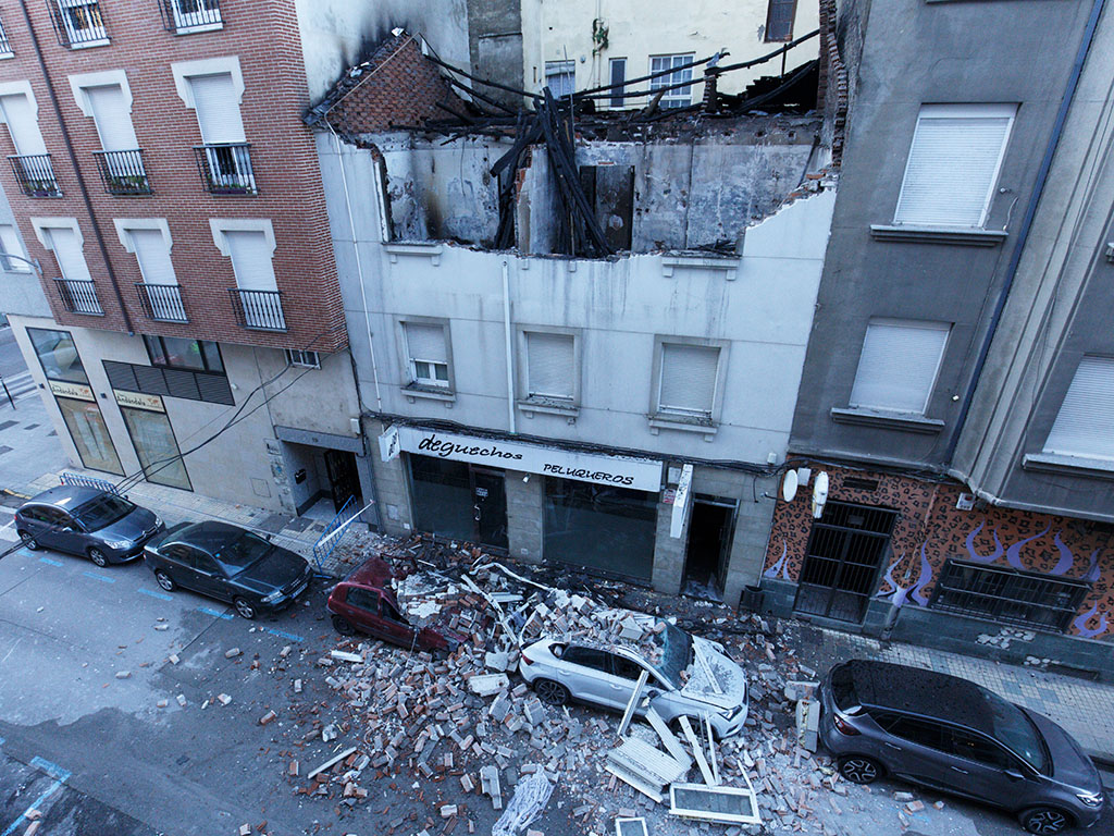 Estado de la vivienda de Ponferrada, tras la explosión. / ICAL- CÉSAR SÁNCHEZ