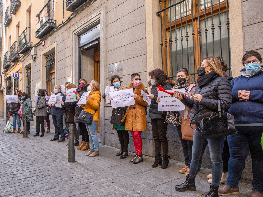 La séptima protesta de los trabajadores de la Residencia Asistida tuvo lugar en la sede de Servicios Sociales./ N. LL.
