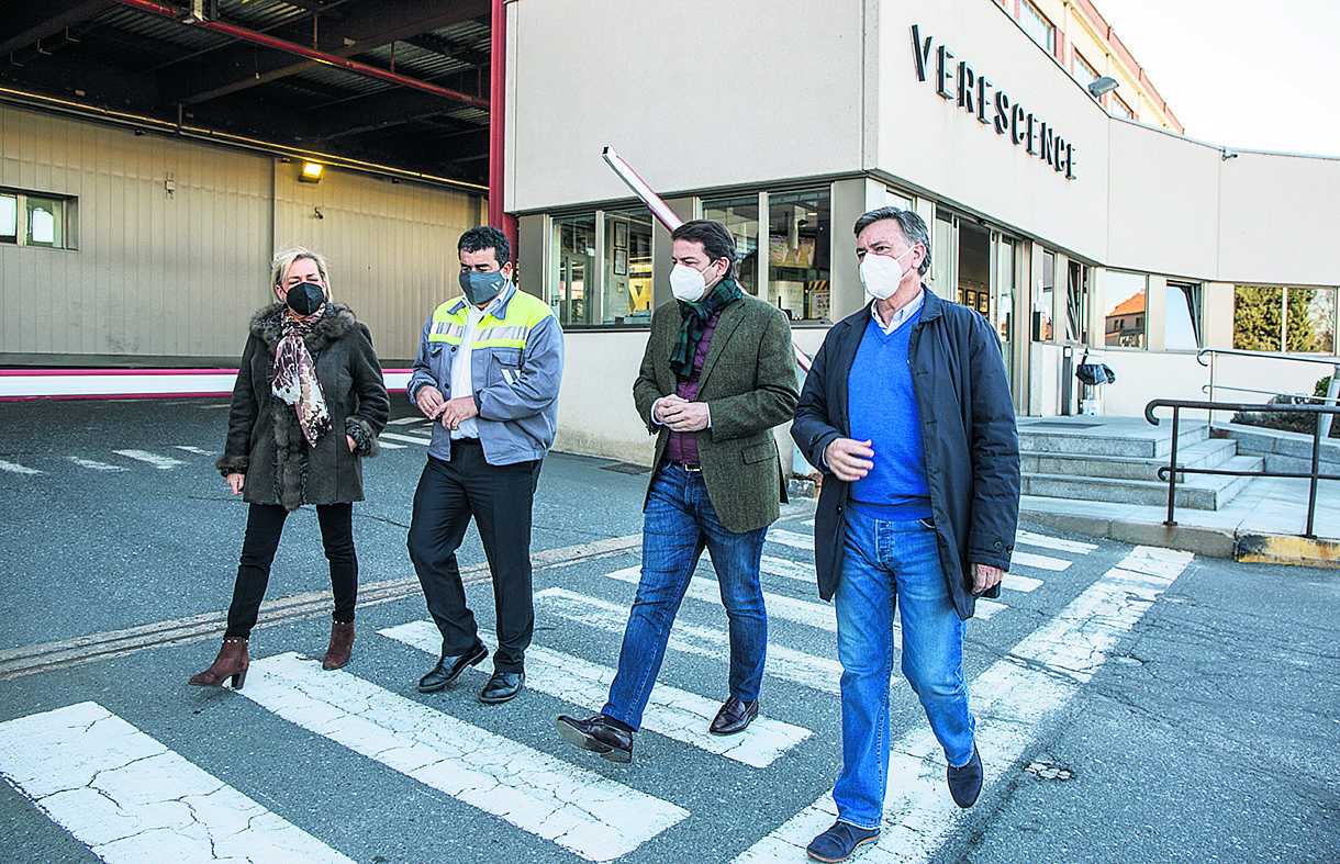 Alfonso Fernández Mañueco y candidatos segovianos del PP en su visita a Verescence, en La Granja. / NEREA LLORENTE